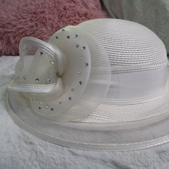 Vintage white woven mesh hat with crystal decorations and bow with accents - Picture 5 of 15
